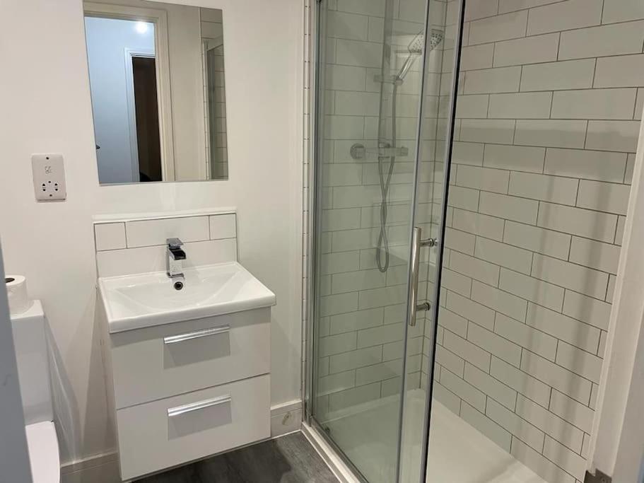 Stunning And Spacious 2Bed Flat In Central ווקינג מראה חיצוני תמונה