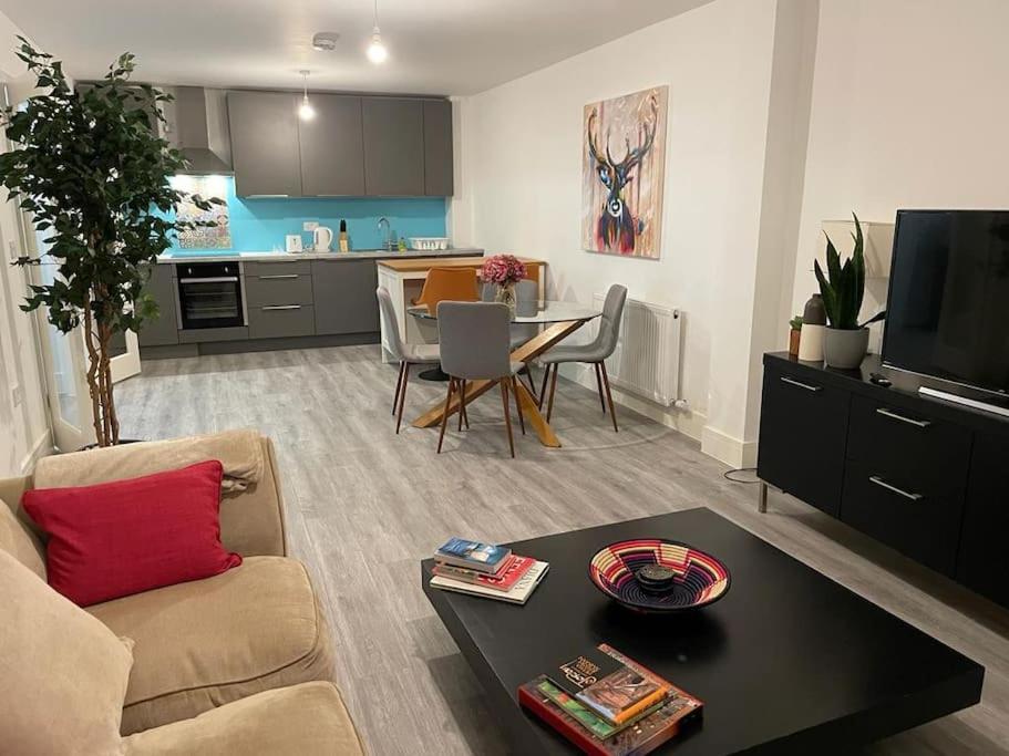 Stunning And Spacious 2Bed Flat In Central ווקינג מראה חיצוני תמונה