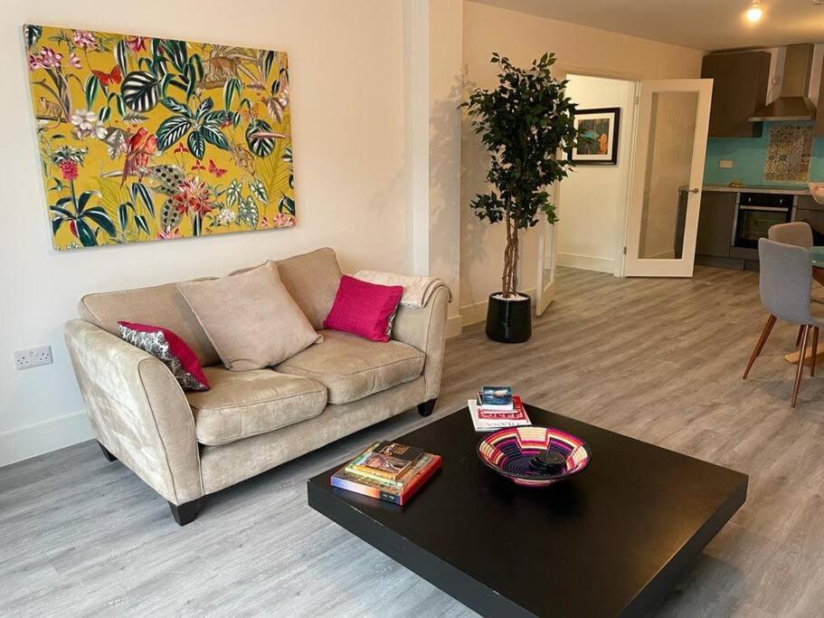 Stunning And Spacious 2Bed Flat In Central ווקינג מראה חיצוני תמונה