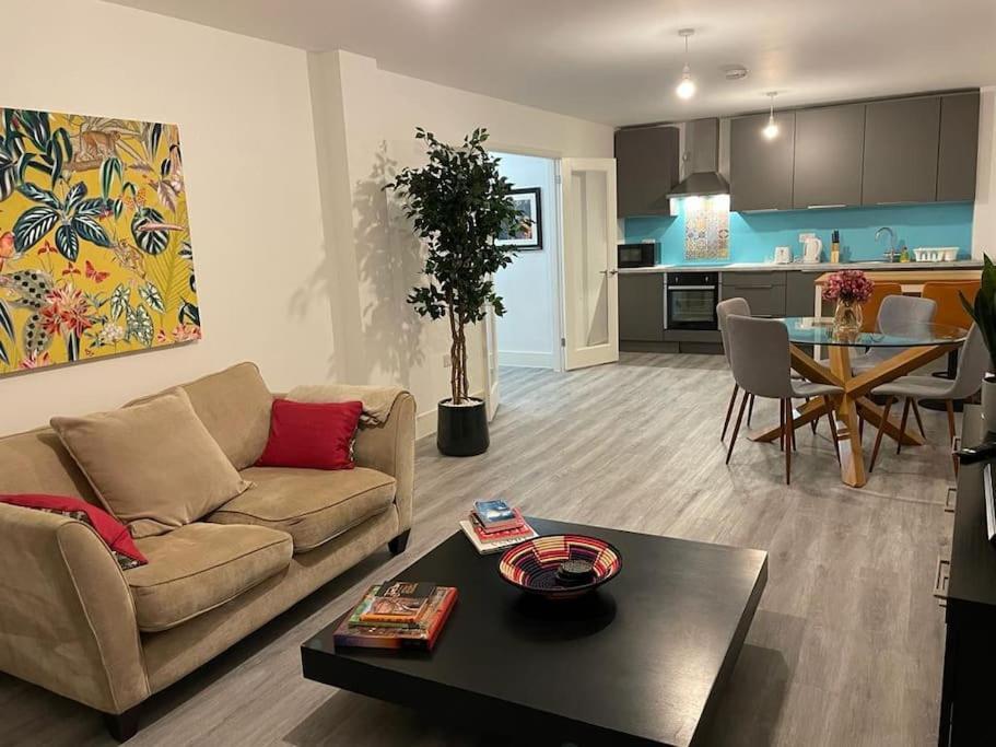 Stunning And Spacious 2Bed Flat In Central ווקינג מראה חיצוני תמונה