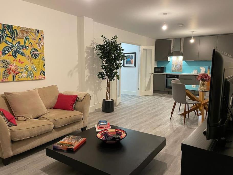 Stunning And Spacious 2Bed Flat In Central ווקינג מראה חיצוני תמונה